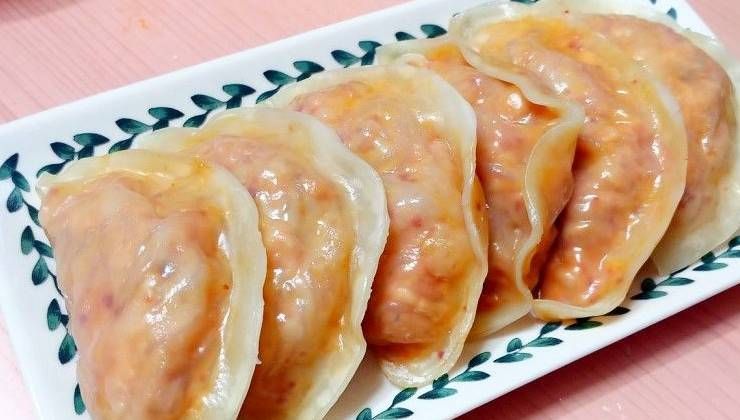 담백한 맛의 `닭가슴살` 김치 만두!