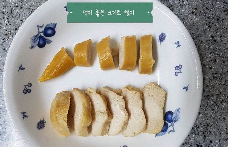 부드러운 닭가슴살과 아삭한 양배추 쌈!